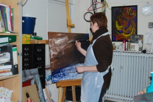 Katharina Iglinski malt den Untergrund ihres Bildes